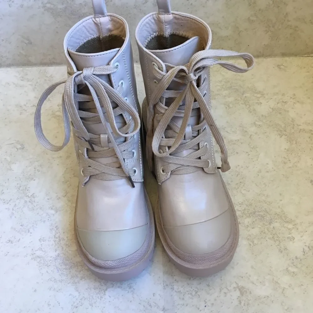 NEW WITHOUT TAGS CAPE ROBBIN UNITE PLATFORM BOOTS‎